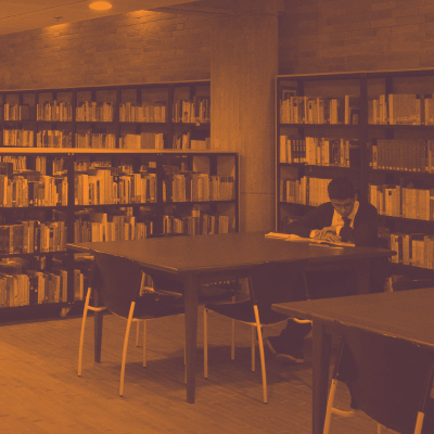 Estudiante leyendo un libro en la biblioteca del CCU Rogelio Salmona de la Universidad de Caldas